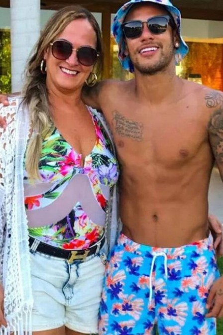 MÃE DE NEYMAR É ATACADA POR TORCEDORES FANÁTICOS DO BARCELONA