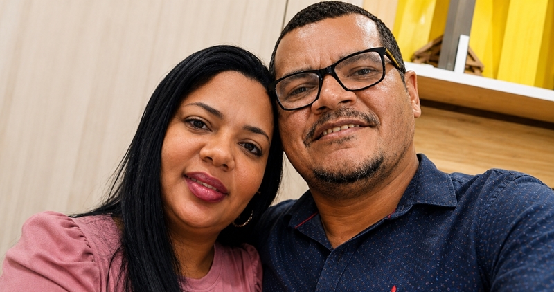 FEMINICÍDIO BRUTAL: MULHER É MORTA A FACADAS DENTRO DE CASA; SUSPEITO FOGE E É PROCURADO PELA POLÍCIA
