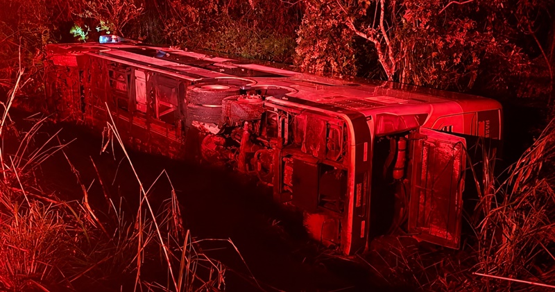 MOTORISTA PASSA MAL, ÔNIBUS TOMBA NA BR-393 E DEIXA 28 FERIDOS