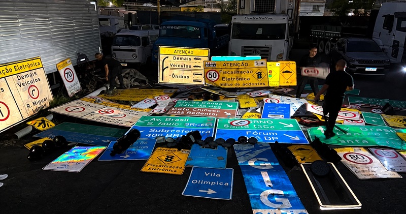 MAIS DE 400 PLACAS DE TRÂNSITO SÃO ENCONTRADAS EM FERRO-VELHO CLANDESTINO NO RIO