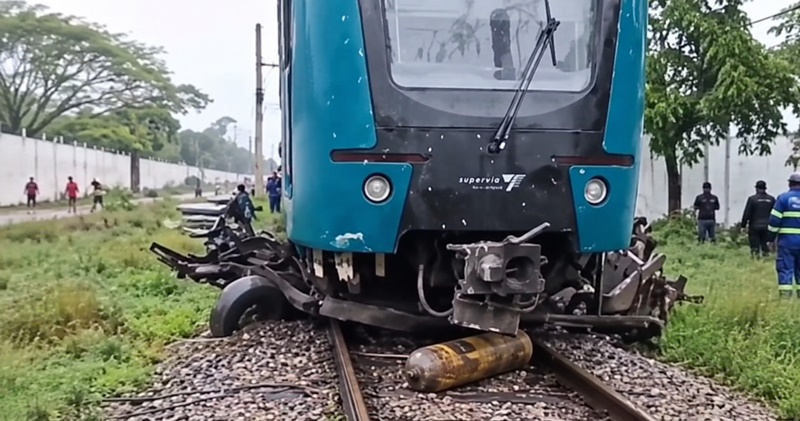 CARRO INVADE TRILHOS, FAZ TREM DESCARRILAR E CAUSA PREJUÍZO DE R$ 1 MILHÃO