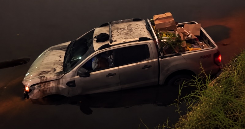 SUSPEITO FOGE DA PM COM CARRO ROUBADO, CAI EM RIO E PRECISA SER RESGATADO POR POLICIAIS NO RIO
