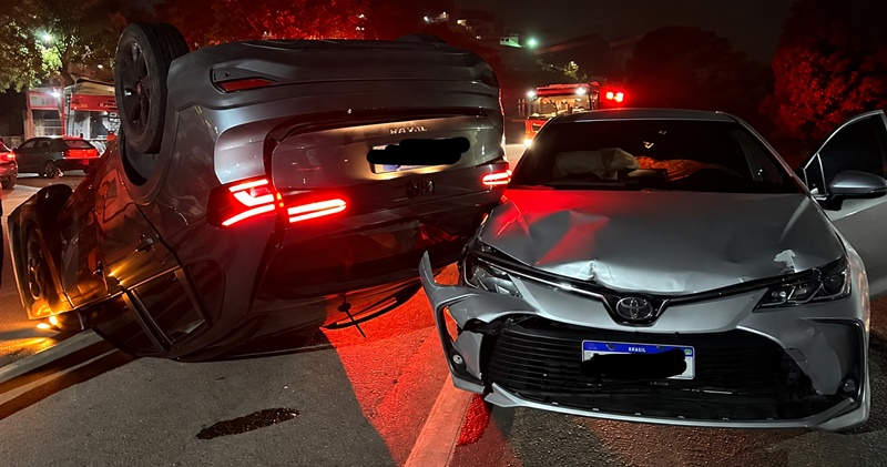 CRIMINOSOS ROUBAM CARROS, CAUSAM ACIDENTE E MANTÊM DOIS HOMENS REFÉNS POR SEIS HORAS EM BARRA MANSA