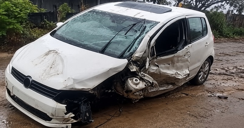 CARRO CAPOTA APÓS BATIDA E DEIXA HOMEM E CRIANÇA DE 6 ANOS FERIDOS EM ARARUAMA